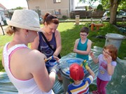 Společné odpoledne rodičů a dětí - natírání popelnic